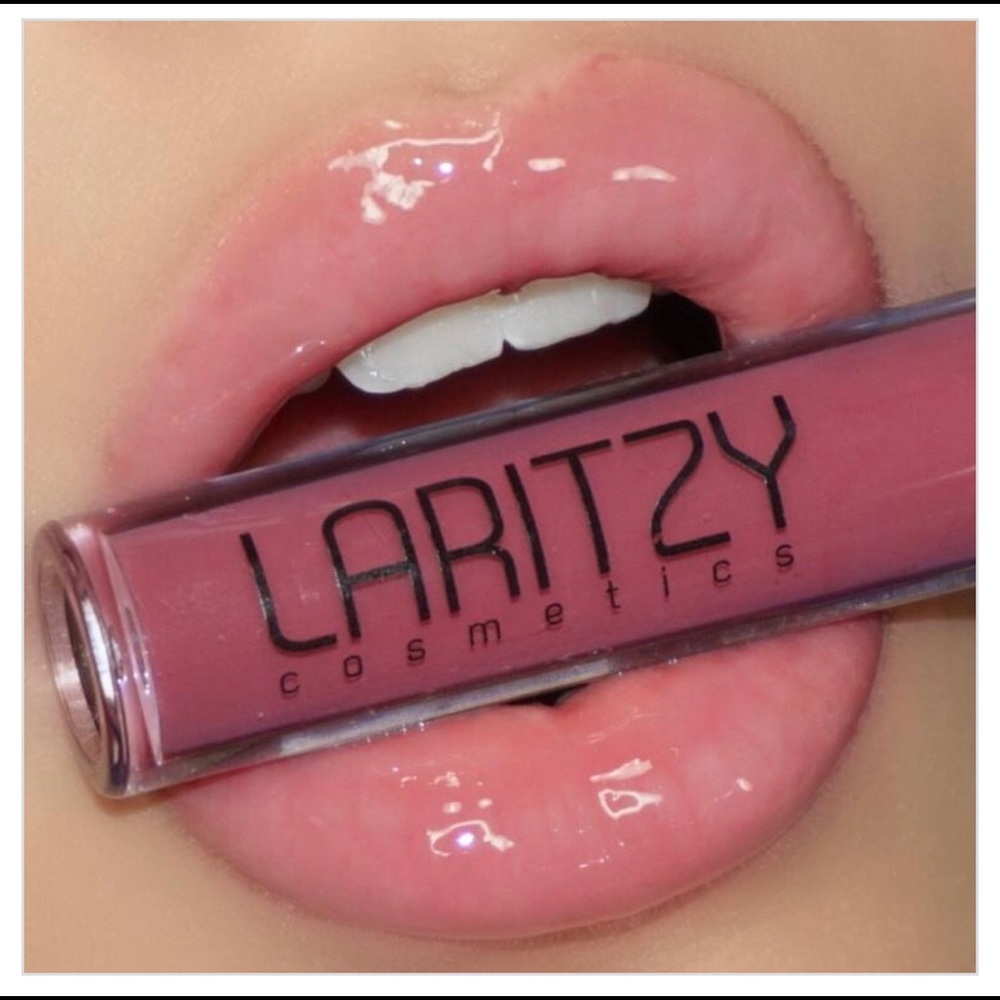 ❤️ NWT LARITZY Lip Gloss color: CURVE ❤️